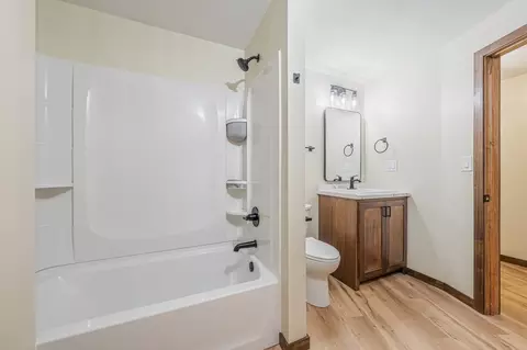 Bath - 3973 W Highview Dr, Appleton, WI 54913 photo 3 of 5