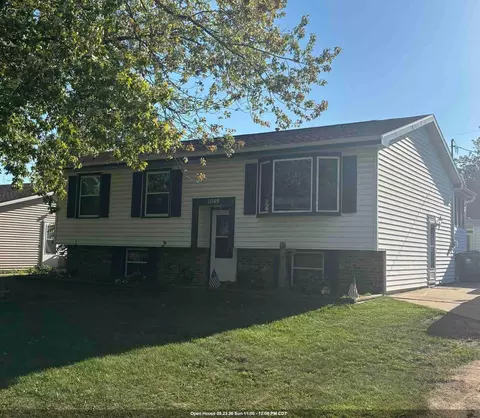 1049 Gillingham Rd, Neenah, WI 54956