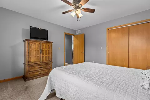 Bedroom - 3023 E Greenleaf Dr, Appleton, WI 54913 photo 4 of 8