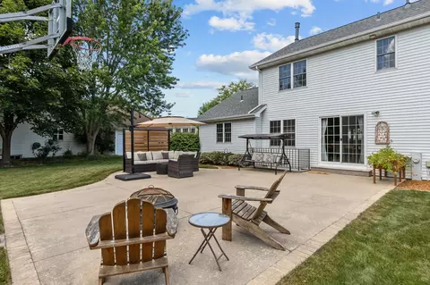 Exterior - 3023 E Greenleaf Dr, Appleton, WI 54913 photo 4 of 12