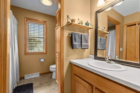 Bath - 3023 E Greenleaf Dr, Appleton, WI 54913 photo 2 of 7