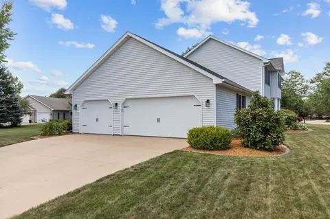Exterior - 3023 E Greenleaf Dr, Appleton, WI 54913 photo 9 of 12