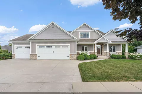 647 Rusch Dr, Combined Locks, WI 54113