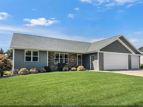 560 Superior Rd, Green Bay, WI 54311