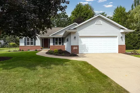 339 Windingbrook Dr, Oshkosh, WI 54904