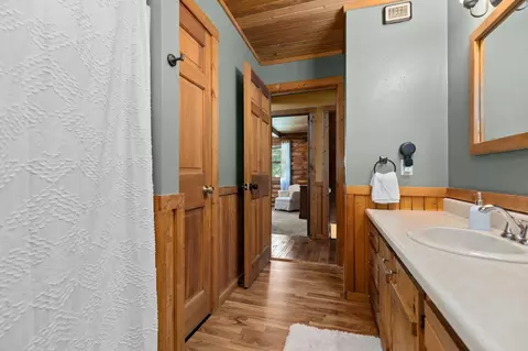 Bath - 1712 Edgewood Dr, Appleton, WI 54913 photo 2 of 4
