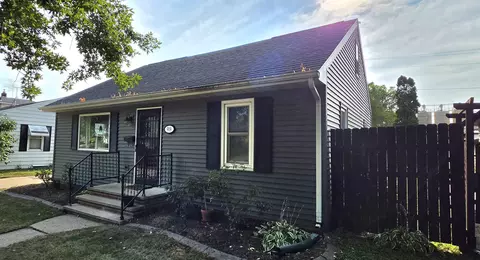 Exterior - 919 N Sharon St, Appleton, WI 54914 photo 4 of 9
