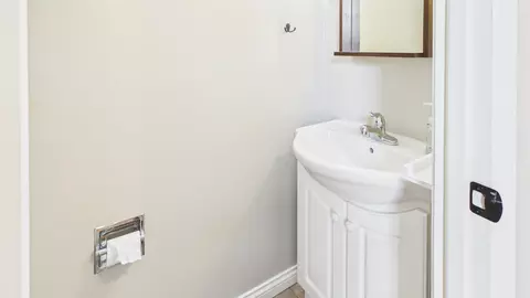 Bath - 919 N Sharon St, Appleton, WI 54914 photo 3 of 4