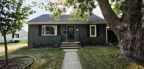 Exterior - 919 N Sharon St, Appleton, WI 54914 photo 2 of 9