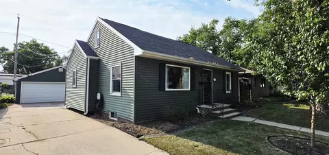 Exterior - 919 N Sharon St, Appleton, WI 54914 photo 3 of 9