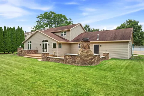 Exterior - 1502 E Cranberry Dr, Appleton, WI 54915 photo 4 of 6