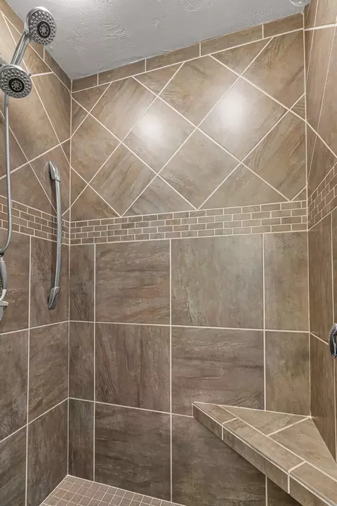 Bath - w6571 Austin Drive, Appleton, WI 54915 photo 5 of 8