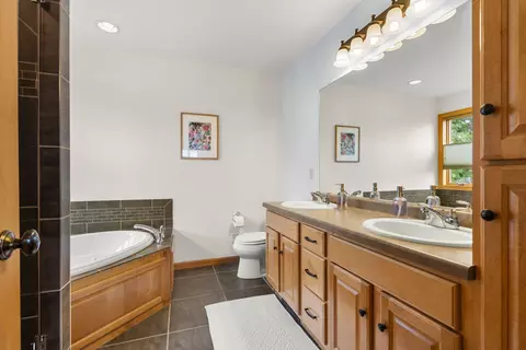 Bath - w6571 Austin Drive, Appleton, WI 54915 photo 2 of 8