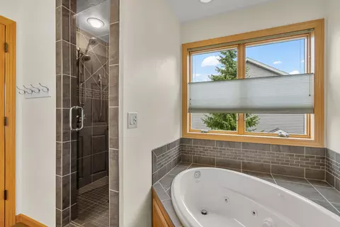 Bath - w6571 Austin Drive, Appleton, WI 54915 photo 4 of 8