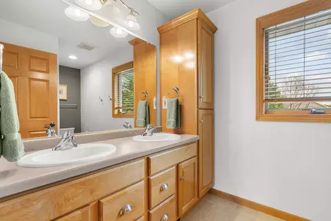 Bath - w6571 Austin Drive, Appleton, WI 54915 photo 6 of 8