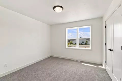 Bedroom - 587 Emerald Isle Ct, Wrightstown, WI 54180 photo 4 of 7