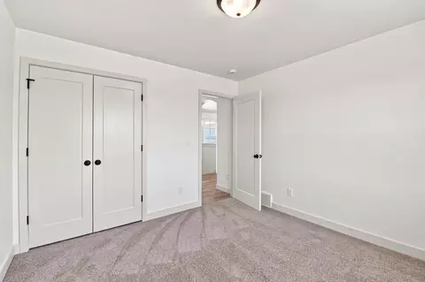 Bedroom - 587 Emerald Isle Ct, Wrightstown, WI 54180 photo 7 of 7