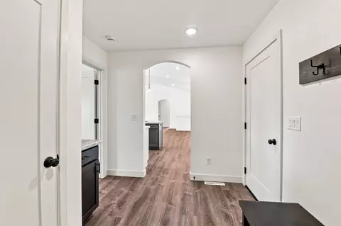 Entry Way - 587 Emerald Isle Ct, Wrightstown, WI 54180 photo 2 of 3
