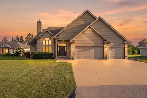 2705 Oakwood Cir, Oshkosh, WI 54904