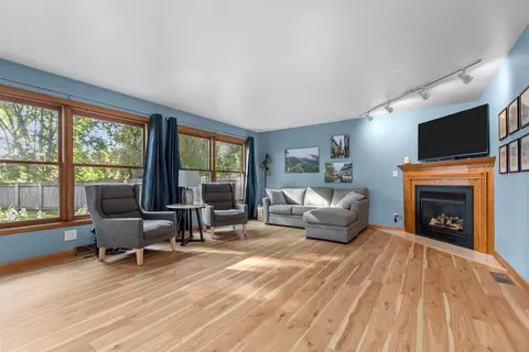 Living - 2108 S Horizon Dr, Appleton, WI 54915 photo 2 of 4
