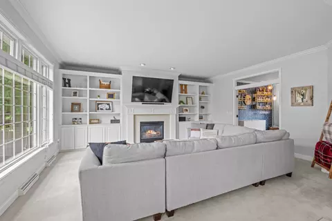 Living - 601 E Carrington Ln, Appleton, WI 54913 photo 5 of 9