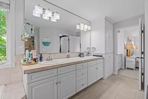 Bath - 601 E Carrington Ln, Appleton, WI 54913 photo 2 of 9