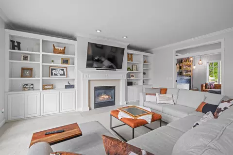 Living - 601 E Carrington Ln, Appleton, WI 54913 photo 3 of 9