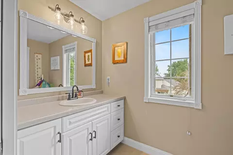 Bath - 601 E Carrington Ln, Appleton, WI 54913 photo 8 of 9
