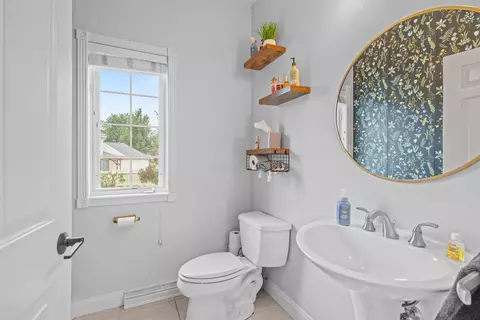Bath - 601 E Carrington Ln, Appleton, WI 54913 photo 1 of 9