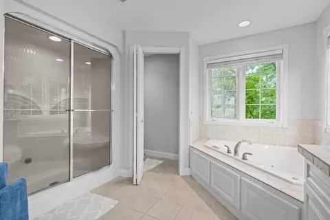 Bath - 601 E Carrington Ln, Appleton, WI 54913 photo 5 of 9