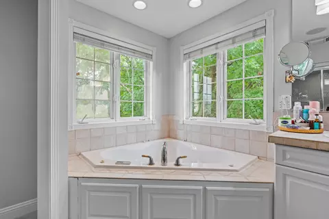 Bath - 601 E Carrington Ln, Appleton, WI 54913 photo 4 of 9