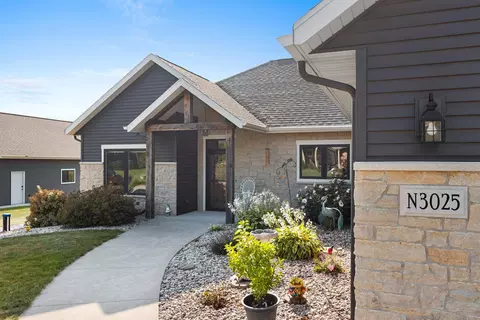 Exterior - n3025 Steeple Drive, Appleton, WI 54913 photo 4 of 9