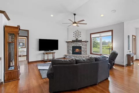 Living - n3025 Steeple Drive, Appleton, WI 54913 photo 2 of 2