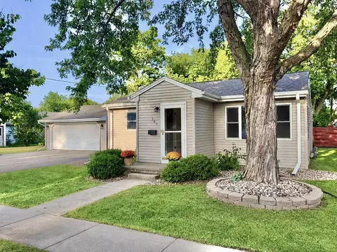 564 Oak St, Neenah, WI 54956