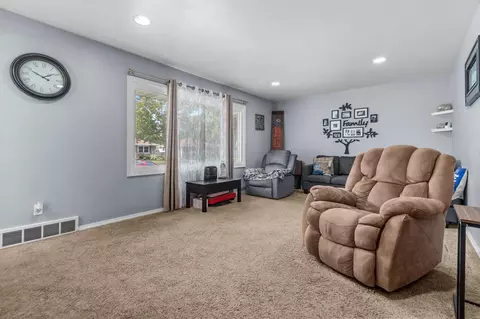Living - 1530 S Walden Ave, Appleton, WI 54915 photo 2 of 5