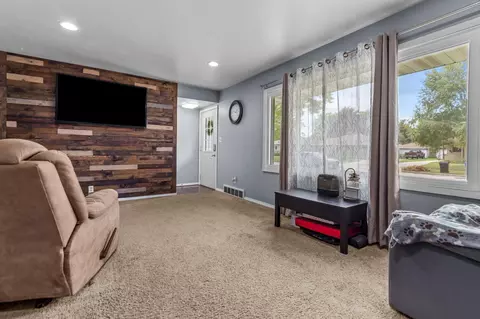 Living - 1530 S Walden Ave, Appleton, WI 54915 photo 1 of 5