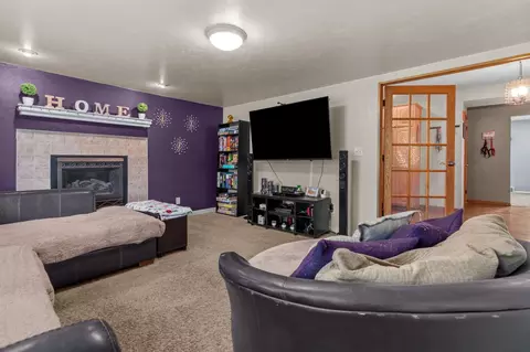 Living - 1530 S Walden Ave, Appleton, WI 54915 photo 4 of 5