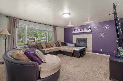Living - 1530 S Walden Ave, Appleton, WI 54915 photo 3 of 5