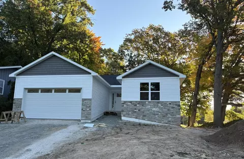 1437 Baumgart Rd, Green Bay, WI 54304