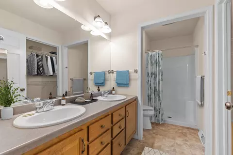 Bath - 2936 N Appleton St, Appleton, WI 54911 photo 2 of 5