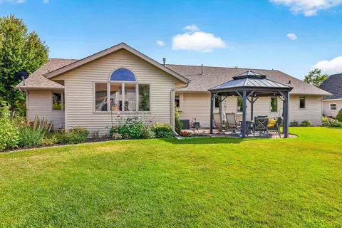 Exterior - 2624 E Sundance Dr, Appleton, WI 54913 photo 6 of 8