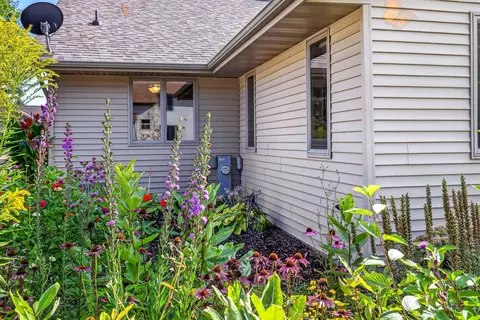 Exterior - 2624 E Sundance Dr, Appleton, WI 54913 photo 7 of 8