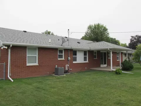 Exterior - 1047 E Pershing St, Appleton, WI 54911 photo 4 of 8