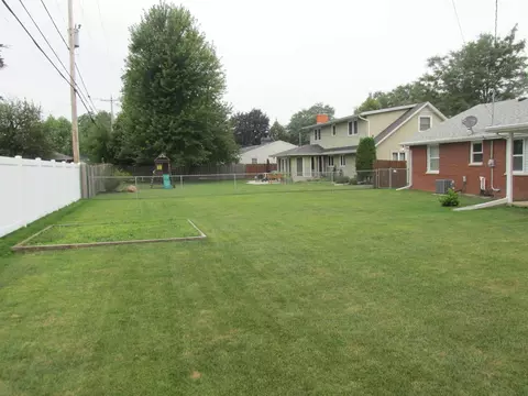 Exterior - 1047 E Pershing St, Appleton, WI 54911 photo 7 of 8
