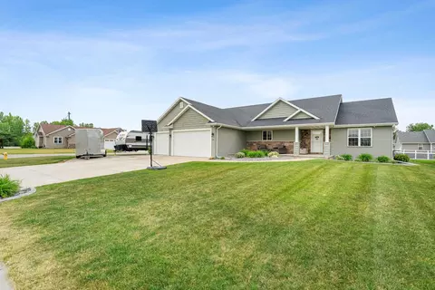 Exterior - 4866 N Wren Dr, Appleton, WI 54913 photo 12 of 19