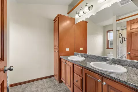 Bath - 4866 N Wren Dr, Appleton, WI 54913 photo 1 of 4