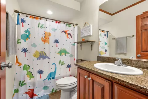Bath - 4866 N Wren Dr, Appleton, WI 54913 photo 2 of 4