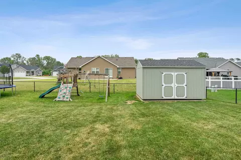 Exterior - 4866 N Wren Dr, Appleton, WI 54913 photo 9 of 19