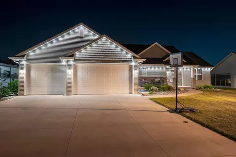 Exterior - 4866 N Wren Dr, Appleton, WI 54913 photo 2 of 19
