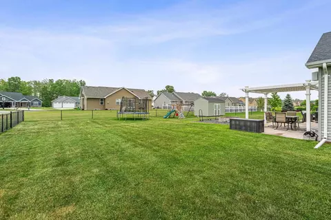Exterior - 4866 N Wren Dr, Appleton, WI 54913 photo 4 of 19